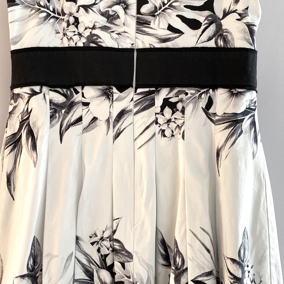 White House Black Market black and white floral dress. Pleated style. Size 8
Ch - Picture 8 of 13